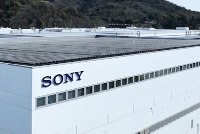 Fotografía que muestra el techo de una fábrica con paneles solares y el logotipo de “SONY”